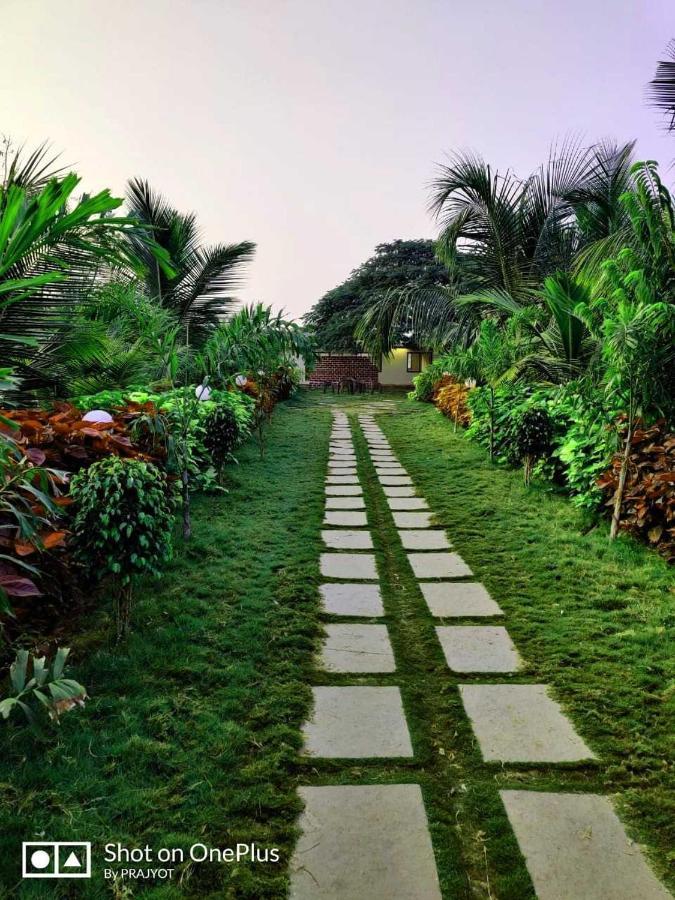 Oyo 81018 Moonlight Farm Stays Solapur Exterior photo